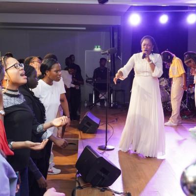 Photo 5998928457985278887 Y