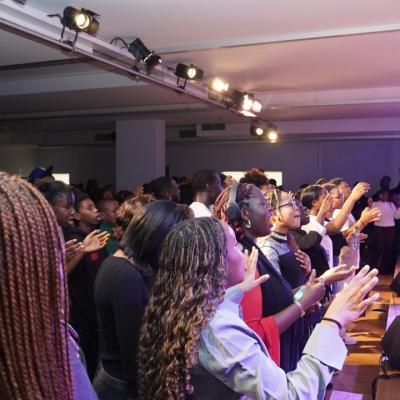 Photo 5998928457985278890 Y