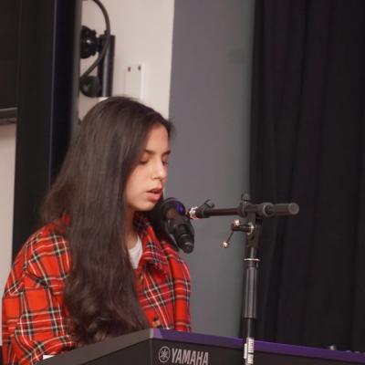 Photo 5998928457985278895 Y